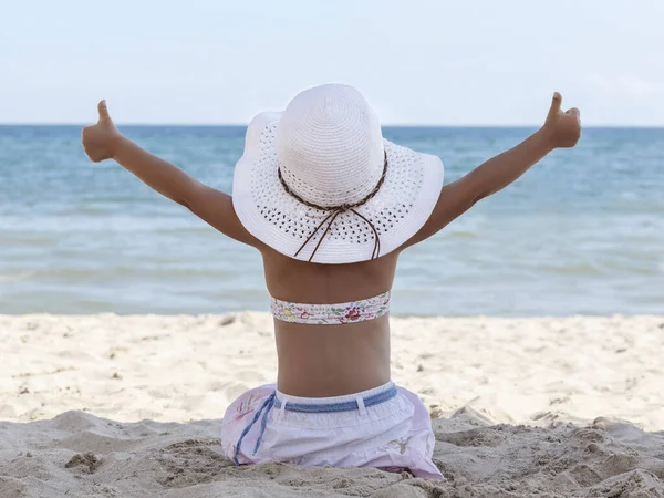 Uma Menina Biquíni Chapéu Praia Branco Senta Uma Praia Areia — Fotografia de Stock