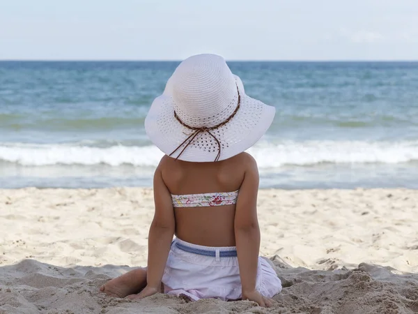 Menina Biquíni Chapéu Praia Branco Senta Uma Praia Areia Com — Fotografia de Stock