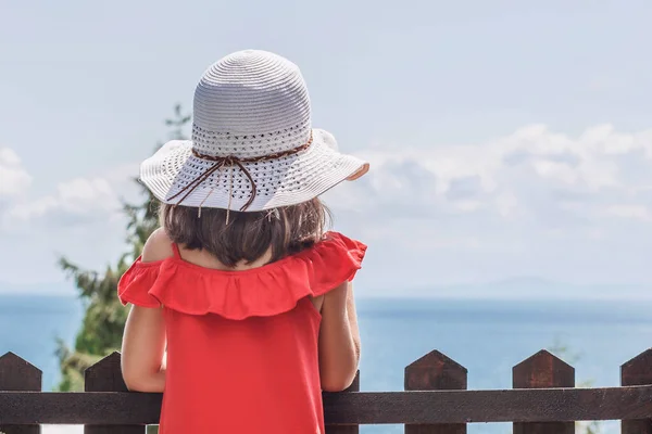 Espera Príncipe Mar Menina Vestido Vermelho Chapéu Praia Branco — Fotografia de Stock