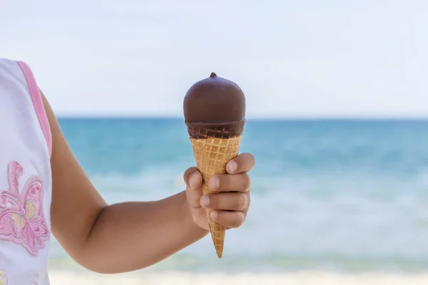 Cone Sorvete Chocolate Mão Uma Criança Bronzeada Fundo Mar — Fotografia de Stock