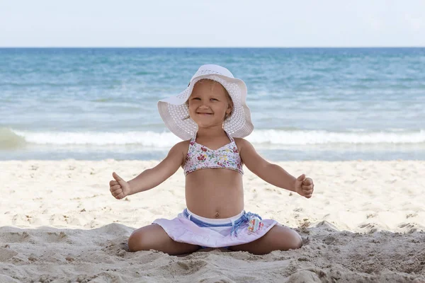 Dívka Bílém Plážovém Klobouku Sedí Písečné Pláži Pozadí Moře Zvednutými — Stock fotografie