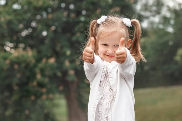 Blond Blåögd Liten Flicka Vitt Bakgrund Gröna Träd Tittar Kameran — Stockfoto