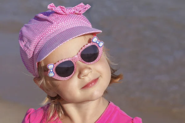 Pequena Menina Sonhadora Rosa Com Olhos Fechados Óculos Sol Que — Fotografia de Stock