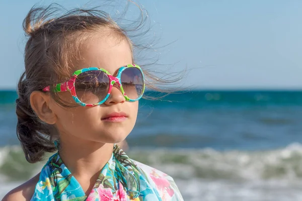 Menina Óculos Sol Coloridos Fundo Mar Olha Algum Lugar Distância — Fotografia de Stock