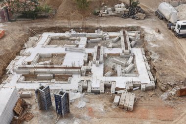 Beton, takviye ve beton blokların temellerini atmak ve inşaat sahasına yerleştirmek. Betonlu inşaat makinesi