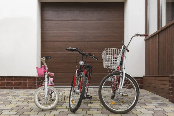 三辆家庭自行车站在房子前面 期待着骑自行车 — 图库照片