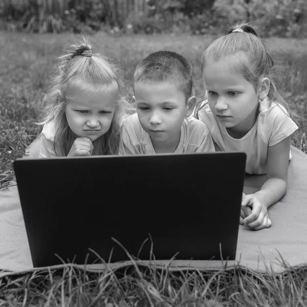 Svart Och Vitt Foto Hildren Studie Bärbar Dator Som Ligger — Stockfoto