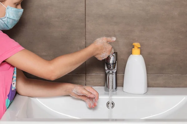 Ragazzina Maschera Protettiva Con Mani Saponate Accende Acqua Del Rubinetto — Foto Stock