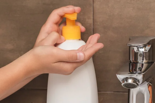 Mani Dei Bambini Premono Sul Dispenser Con Sapone Liquido — Foto Stock