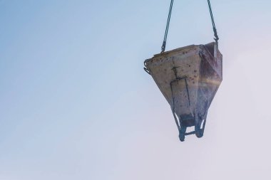 Gökyüzü ve güneş ışığına karşı beton havan topu sağlamak için konteyner