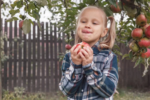 Chica Rubia Come Una Manzana Jardín Lame — Foto de Stock