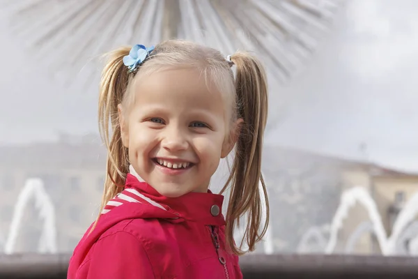 Niña Sobre Fondo Borroso Fuente Luz — Foto de Stock