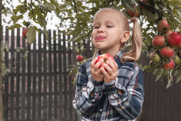 Niña Come Una Manzana Jardín Disfruta Niño Con Una Camisa — Foto de Stock