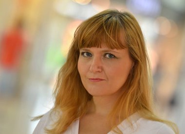 Kızıl saçlı bir kadın portresi