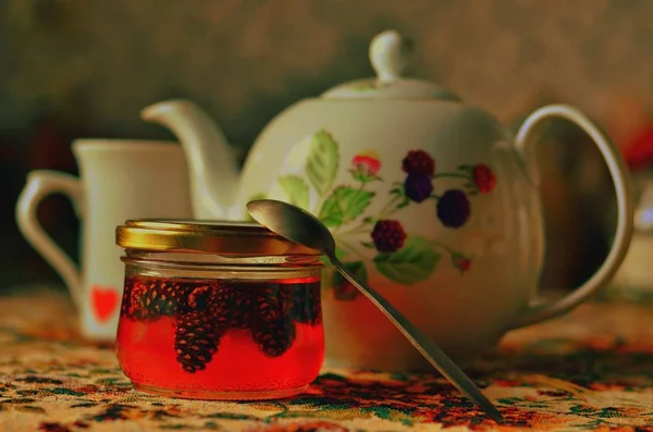 Чай Джем Сосновыми Шишками — стоковое фото