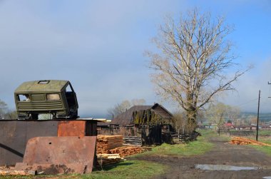  Güney Urallar. Bahar uzak dağ köylerinde geldi.