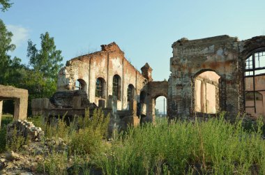 Tirlyan Köyü (Ural, Rusya eski Metalurji fabrikasında idari bina kalıntıları)