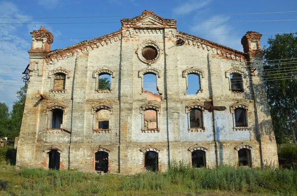 老冶金植物的行政大厦的废墟 乌拉尔 — 图库照片