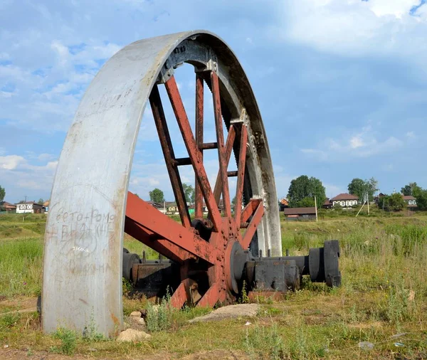 Eski Metalurji tesisi (Ural, Rusya idari bina kalıntıları)