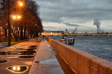Nemli ve bulutlu sabah üzerinde St. Petersburg'da yürümek. Bu havalar bu şehre özgü
