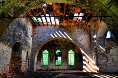 Kilise Dalmatovo şehri terk edilmiş. Bugün duvarlarda hala görülebilir dualar yazılı resimler, kalıntıları.