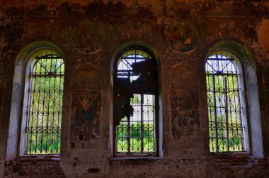 Kilise Dalmatovo şehri terk edilmiş. Bugün duvarlarda hala görülebilir dualar yazılı resimler, kalıntıları.