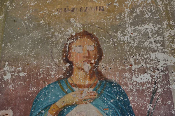 Kilise Dalmatovo şehri terk edilmiş. Bugün duvarlarda hala görülebilir dualar yazılı resimler, kalıntıları.