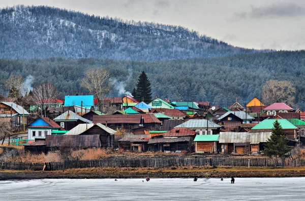 Early Spring Village Located Ural Mountains Foreground Local Fishermen Fishing — Stock Photo, Image