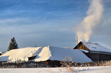 Güney Urallar. Köyün dağlarında bulunur. Mart sonunda sadece eritmek kar başlar.