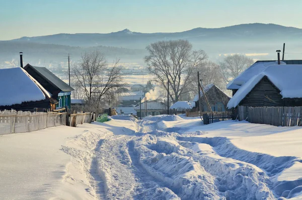 Urales Del Sur Pueblo Está Situado Las Montañas Nieve Comienza —  Fotos de Stock