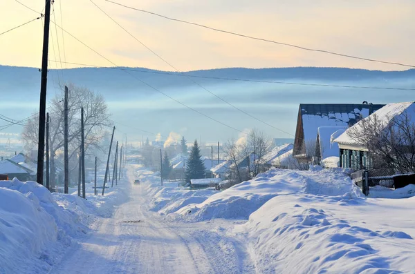 Zuid Oeral Het Dorp Ligt Bergen Sneeuw Begint Smelten Pas — Stockfoto