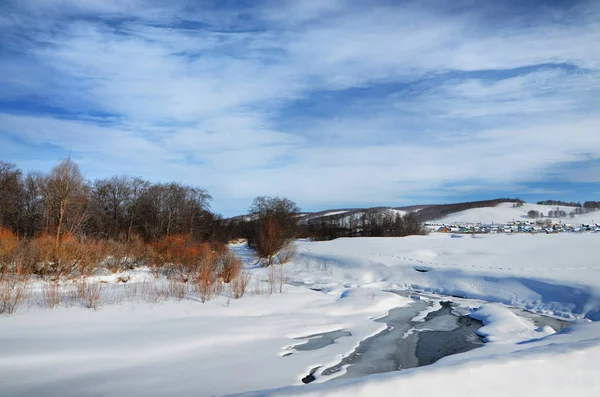 Zuid Oeral Het Dorp Ligt Bergen Sneeuw Begint Smelten Pas — Stockfoto