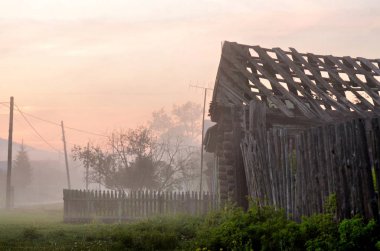 Erken yaz sabah eski bir köy. Güney Urallar, Rusya Federasyonu.
