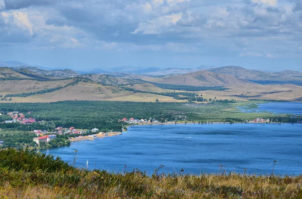 Lake Yaktykul olduğunu bir favori tatil Güney Urallar ve yaşayanların spot. Orada tatil evleri, tenteler, bungalov.