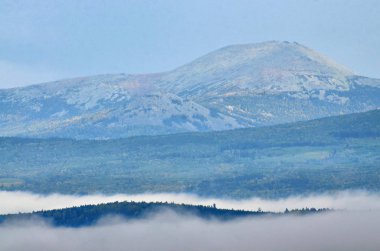 Sıcak altın sonbahar Güney Urallar dağlarında. Fotoğrafçılar ve sanatçılar için harika bir zaman.