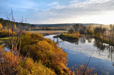 Sıcak altın sonbahar Güney Urallar dağlarında. Fotoğrafçılar ve sanatçılar için harika bir zaman.