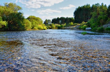 Agidel Nehri yakınında kaynak. Burada küçük bir derinlik vardır. Nehrin soğuk, temiz ve berrak su.