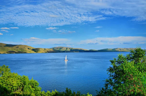 Lake Yaktykul Een Favoriete Vakantie Ter Plaatse Van Inwoners Van Stockfoto