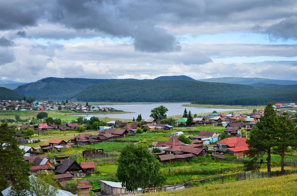 Estanque Situado Pueblo Tirlyan Urales Del Sur Rusia —  Fotos de Stock