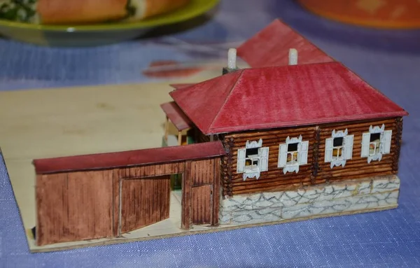 Evin oyuncak model. Böyle evler her yerde Ural yerleşimlerde yirminci yüzyılda inşa edildi.