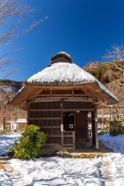 Fuji Dağı, beş göller bölgesinde Gölü Saiko alanının bozulmamış karda yamanashi ili, Japonya Japon küçük thatched çatı Saiko Iyashino-Sato Nenba geleneksel köy evinde kapsadığı.