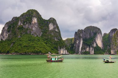 Halong bay kireçtaşı kayalıklarla iki Vietnamca geleneksel balıkçı tekneleri, Unesco Dünya doğal mirası, Vietnam ile.