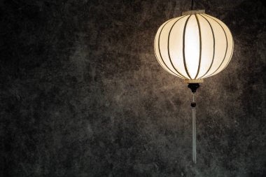 Manzara yönelimkopya alanı ile vintage grunge beton koyu arka plan üzerinde Vietnamveya Çin beyaz fener sferik.