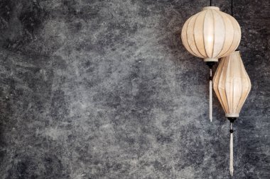 Vietnam veya Çin beyaz fenerler, sferik ve oval vintage grunge beton arka plan üzerinde peyzaj, yatay yönelim kopya alanı ile.