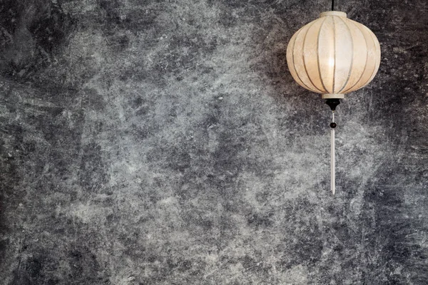 Vietnamská nebo čínská bílá Lucerna, sféroprostorový tvar nad starobylou betonovou tapetou s prostorem kopírování na šířku, horizontální orientace. — Stock fotografie
