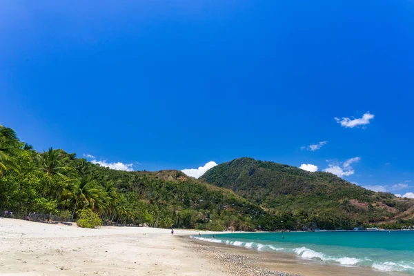 Plage d'Aninuan, Puerto Galera, Mindoro oriental aux Philippines, sable blanc, cocotiers et eaux turquoise, vue sur le paysage . — Photo