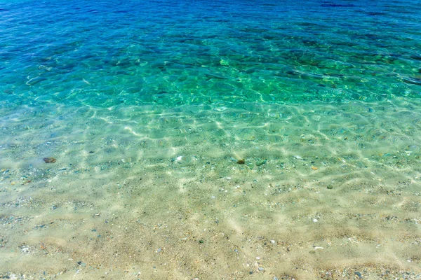 Kristallklart turkos tropiskt vatten med vit sand i Aninuan Beach, Puerto Galera, Oriental Mindoro i Filippinerna, uppifrån. — Stockfoto