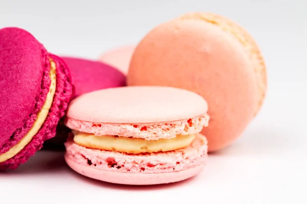 Stack of French pink and fuchsia macarons side closeup. — Stock Photo, Image
