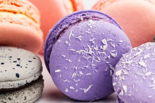 French purple, grey and pink macarons or macaroons, closeup. — Stock Photo, Image