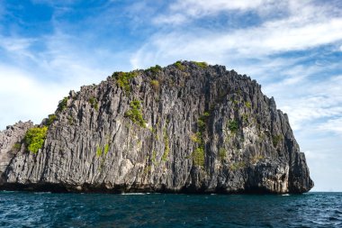 Miniloc Adası açıklarında kireçtaşı uçurum ada, Filipinler Palawan El nido bölgesi.